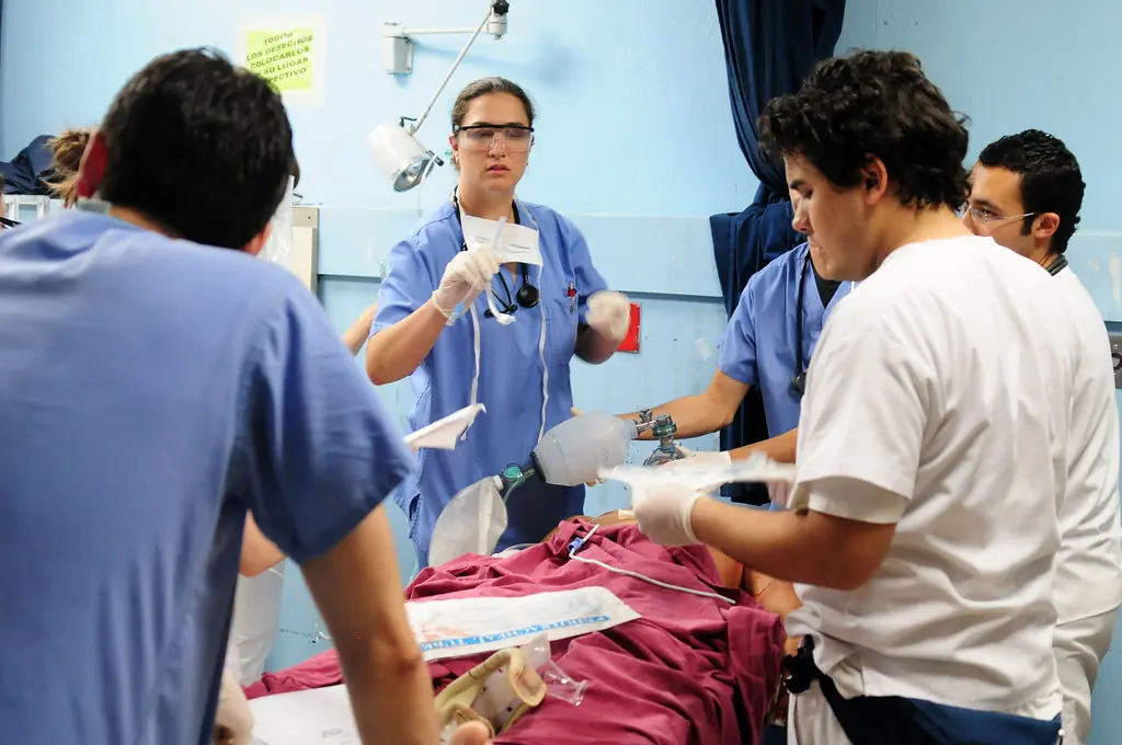 Equipe médica com paciente