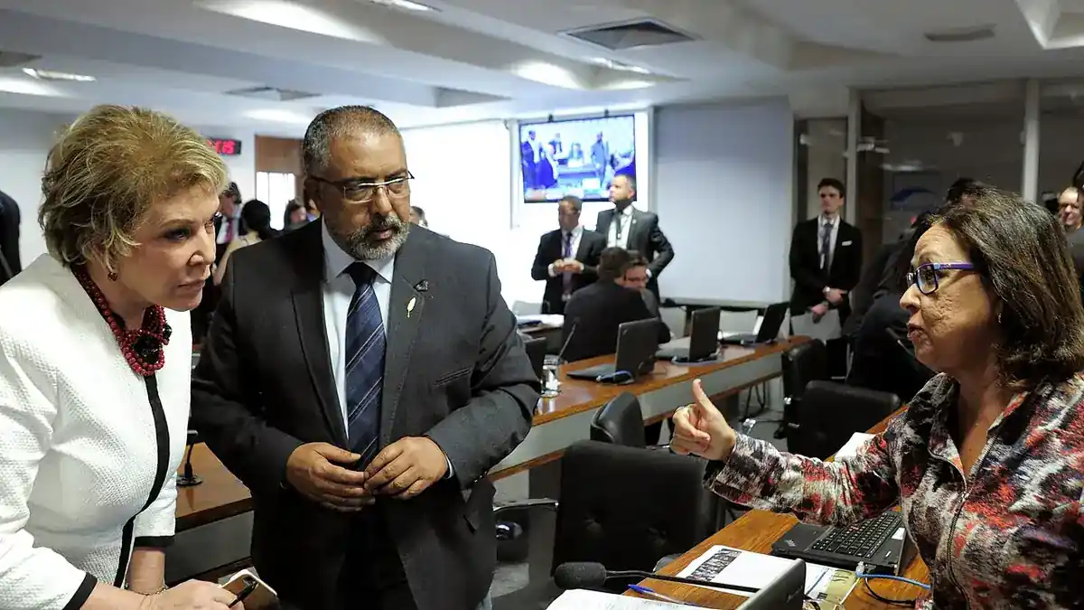 Discussão sobre direitos em saúde no Brasil, reajuste abusivo de plano de saúde