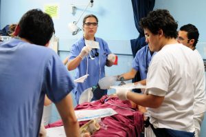 Equipe médica com paciente