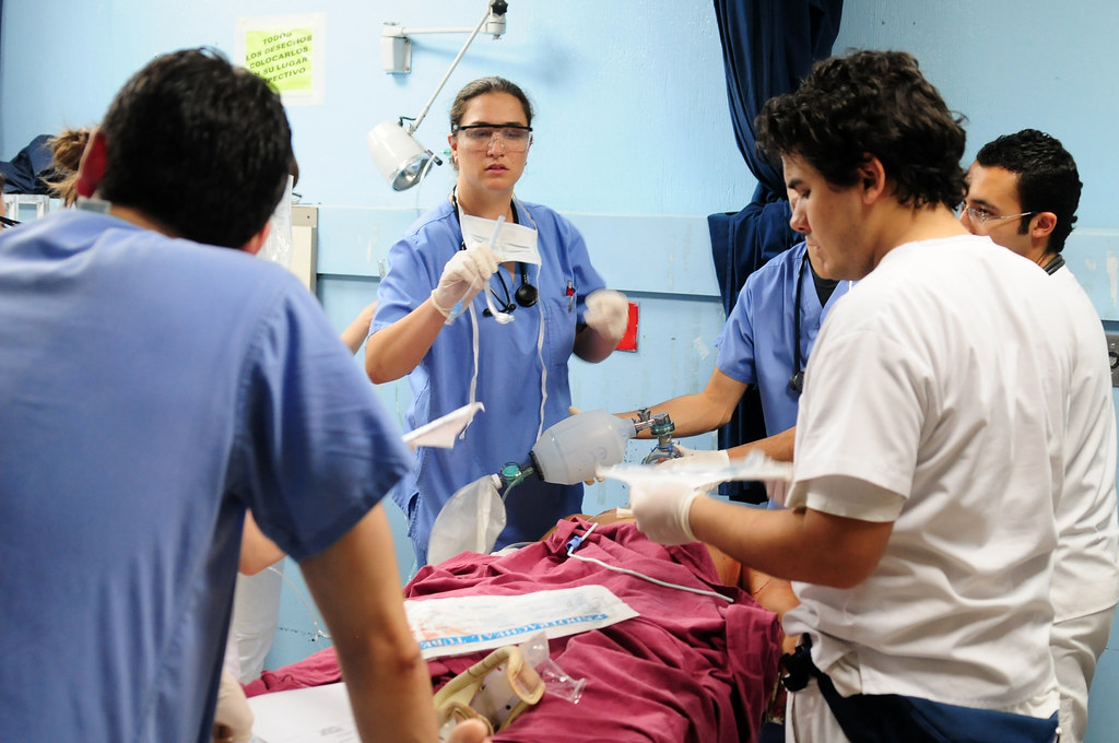 Equipe médica com paciente