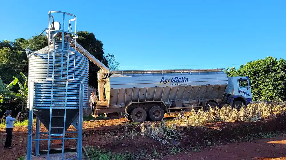 Silo e caminhão em fazenda brasileira, advogado especialista em crédito rural